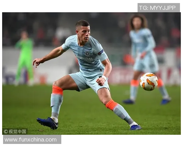 中国足球球星头发乌黑亮丽展现独特魅力成为球场焦点