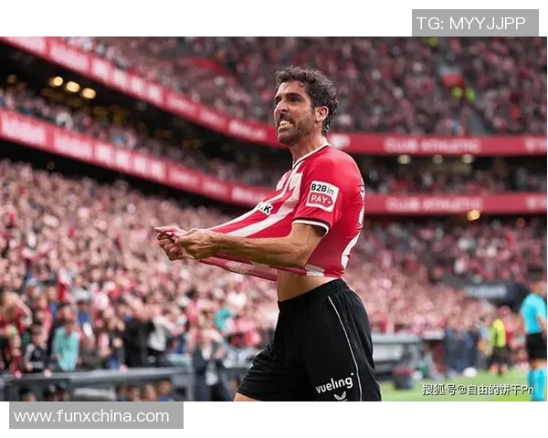 足球场上的英雄时刻 球星们为梦想与坚韧书写感人篇章