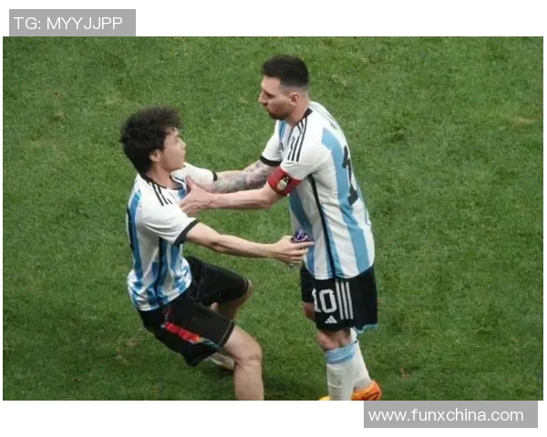 足球明星与小球迷亲密互动暖心瞬间 球场外的真实友爱故事 足球明星与小球迷亲密互动暖心瞬间 球场外的真实友爱故事